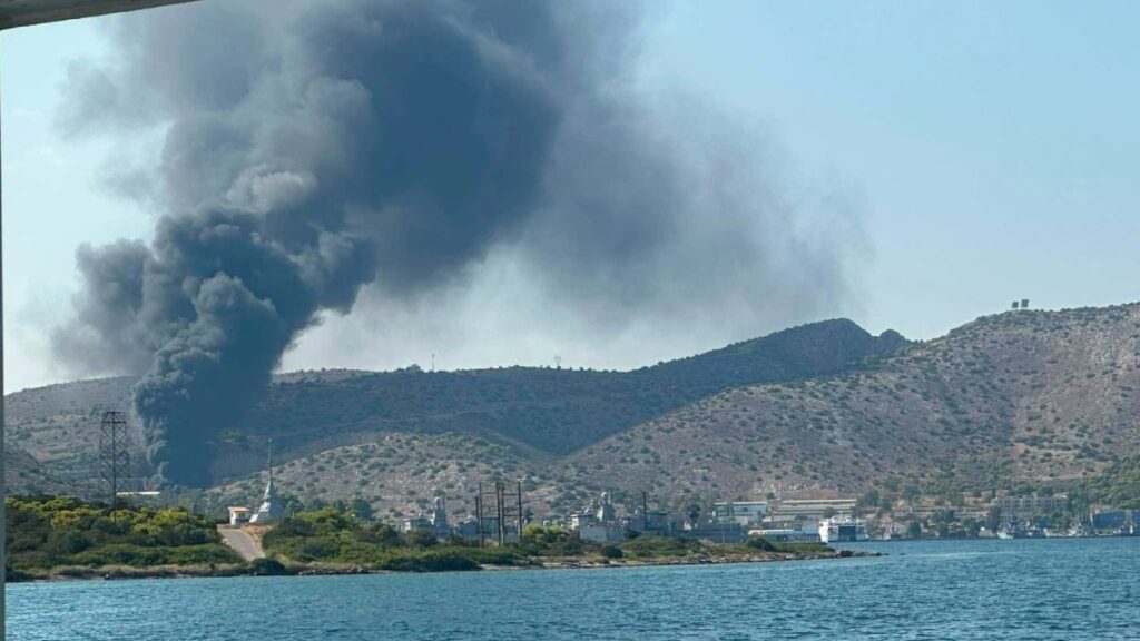 Συναγερμός στη Σαλαμίνα: Μεγάλη φωτιά εντός του Ναυστάθμου – Ακούγονται εκρήξεις