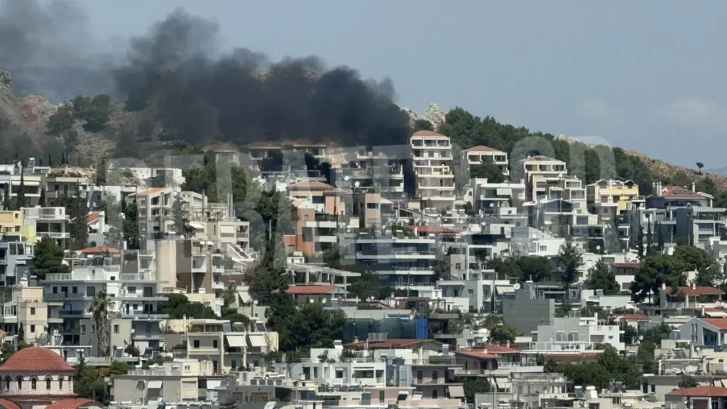 Υπό έλεγχο η φωτιά σε πυλωτή πολυκατοικίας στο Ψυχικό (βίντεο)