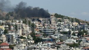 Υπό έλεγχο η φωτιά σε πυλωτή πολυκατοικίας στο Ψυχικό (βίντεο)