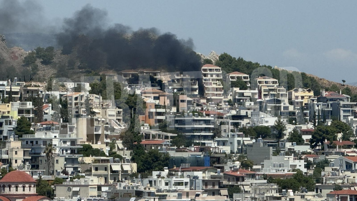 Υπό έλεγχο η φωτιά σε πυλωτή πολυκατοικίας στο Ψυχικό (βίντεο)