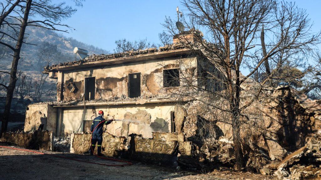 Σαλαμίνα: Πώς έχασαν τη ζωή τους οι δύο ηλικιωμένοι – Χωρίς ενιαίο μέτωπο η φωτιά, μάχη με διάσπαρτες εστίες