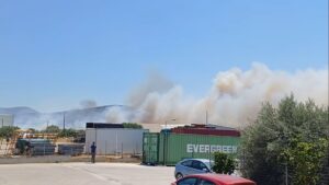 Φωτιά στα Δρίγγια Κορωπίου – Μήνυμα από το 112 για ετοιμότητα (βίντεο)