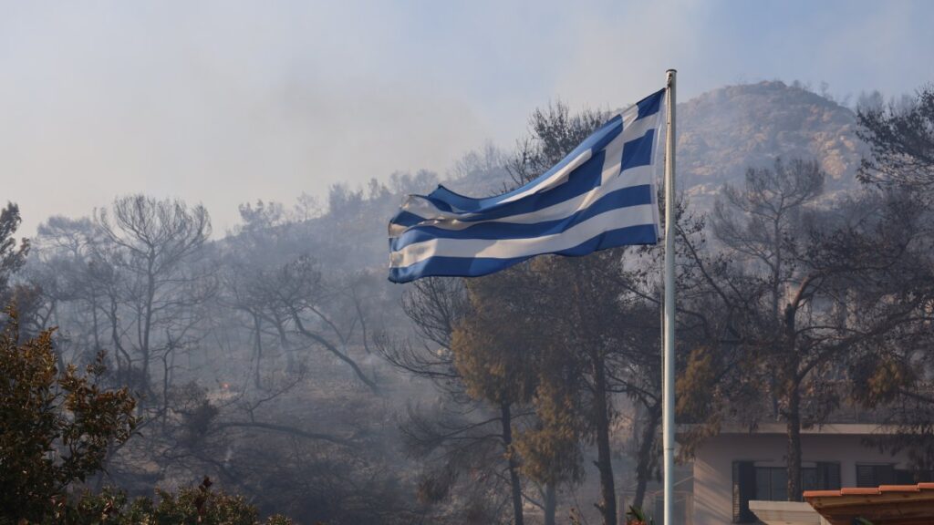 ΕΛ.ΑΣ. για τη φωτιά στη Σαλαμίνα: «Υπήρξε οργανωμένη διαχείριση» – Απομακρύνθηκαν εκατοντάδες πολίτες