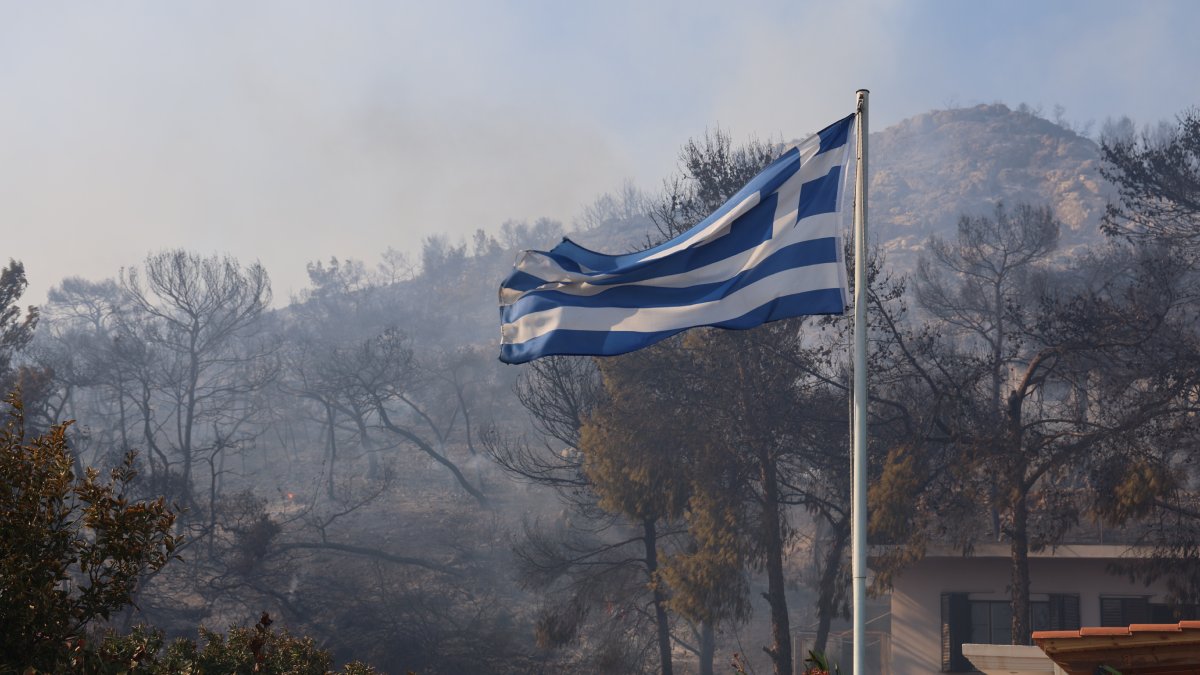 ΕΛ.ΑΣ. για τη φωτιά στη Σαλαμίνα: «Υπήρξε οργανωμένη διαχείριση» – Απομακρύνθηκαν εκατοντάδες πολίτες