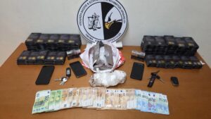 Ηράκλειο: Συνελήφθη ζευγάρι που είχε 1,7 κιλά κοκαΐνης και ενέσεις με αναβολικά – Το έπιασαν στα “πράσα” τη στιγμή που τα έδινε σε 32χρονο (βίντεο)