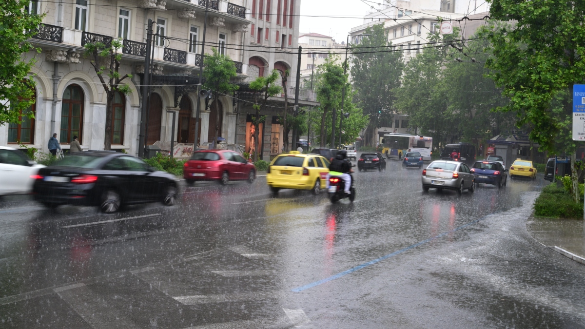 Αλλάζει από σήμερα ο καιρός: Βροχές και καταιγίδες μέχρι την Πέμπτη – Ανεβαίνει η θερμοκρασία από την Παρασκευή