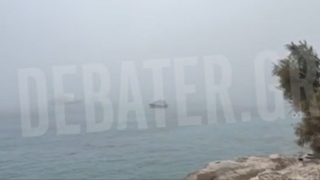 Δείτε την προσπάθεια πλοίου να προσεγγίσει το λιμάνι της Κιμώλου μέσα σε πυκνή ομίχλη (βίντεο)