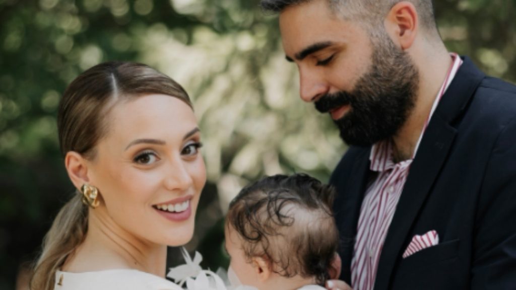 Άννα Κορακάκη – Γιάννης Χαλκιαδάκης: Βάπτισαν την 7 μηνών κόρη τους  – Οι τρυφερές φωτογραφίες