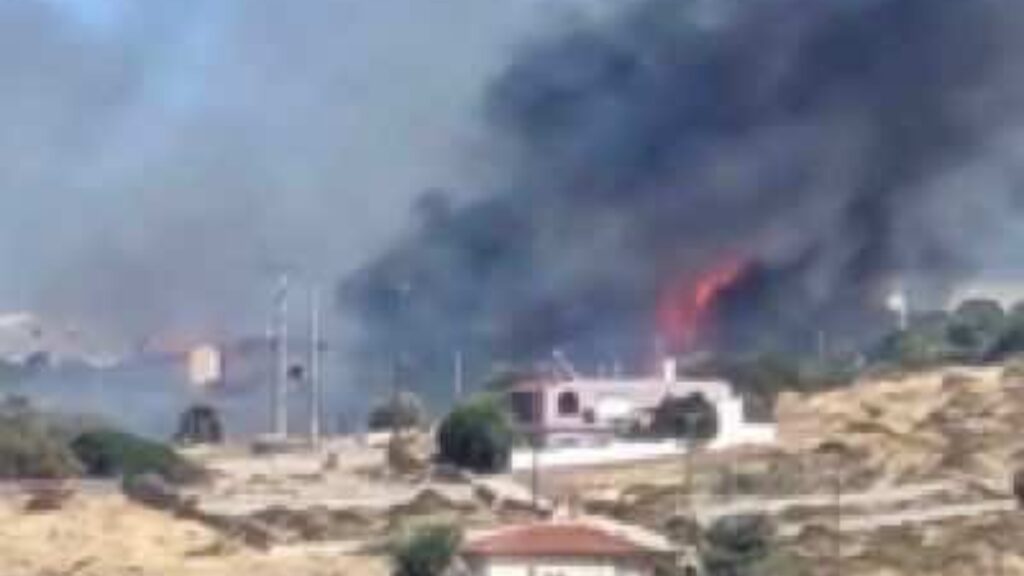Φωτιά στο Καλοπήγαδο Λαυρίου – Σηκώθηκαν τρία εναέρια μέσα, μήνυμα από το 112 για ετοιμότητα