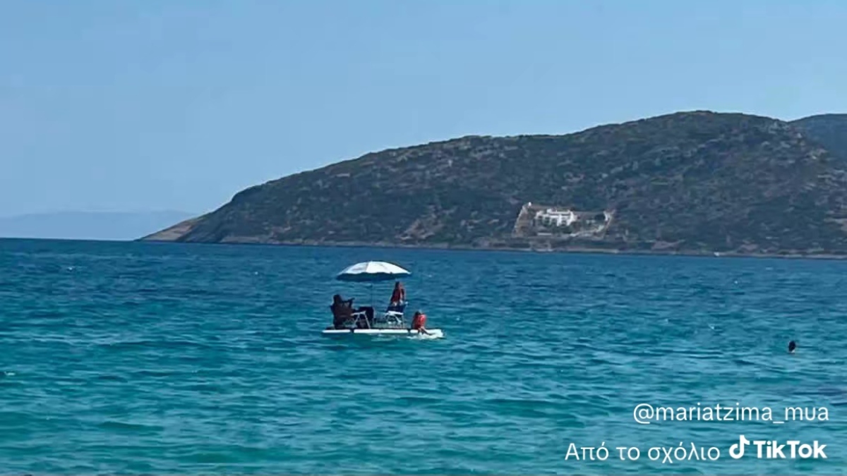 Λαύριο: Ένωσαν δύο SUP και έφτιαξαν αυτοσχέδια βάρκα – Τοποθέτησαν και σπαστές καρέκλες (βίντεο)