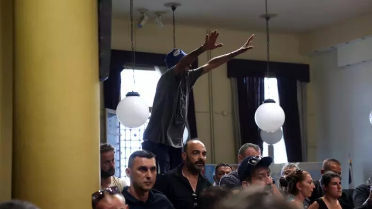 Λέσβος: Κτηνοτρόφοι μπούκαραν στη συνεδρίαση για τον αφθώδη πυρετό – “Παγώνουν” προσωρινά οι νέοι έλεγχοι και οι θανατώσεις (βίντεο)