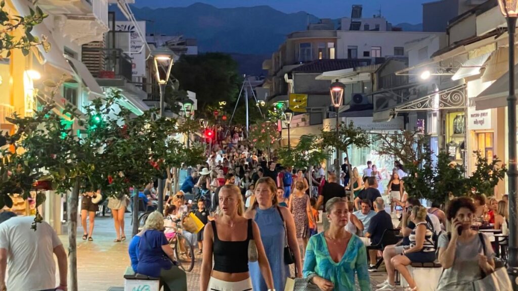 «Πλημμύρισαν» από κόσμο τα Χανιά για τη Λευκή Νύχτα, με συναυλία του Κωστή Μαραβέγια