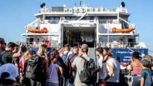 Γεμάτα πλοία και ΚΤΕΛ ενόψει Δεκαπενταύγουστου – Κορυφώνεται η έξοδος του Αυγούστου