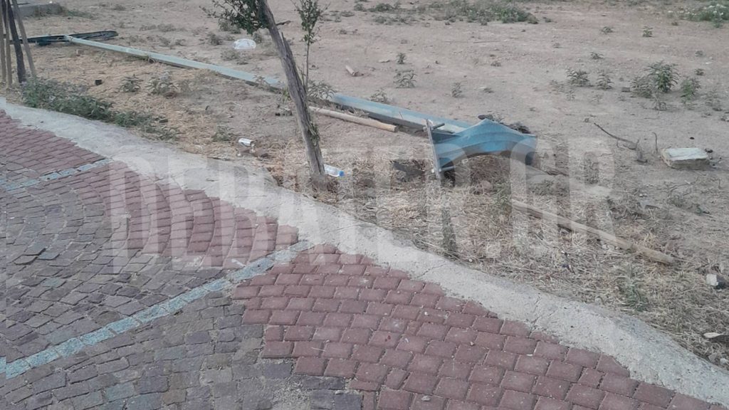 Τραγωδία στα Άνω Λιόσια: Νεκρή 17χρονη σε τροχαίο στη λεωφόρο Φυλής – ΙΧ “καρφώθηκε” σε κολώνα (φωτογραφίες)