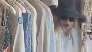 Δείτε την Madonna να μπαίνει σε μαγαζί στην Πάτμο με τον σύντροφό της (βίντεο)