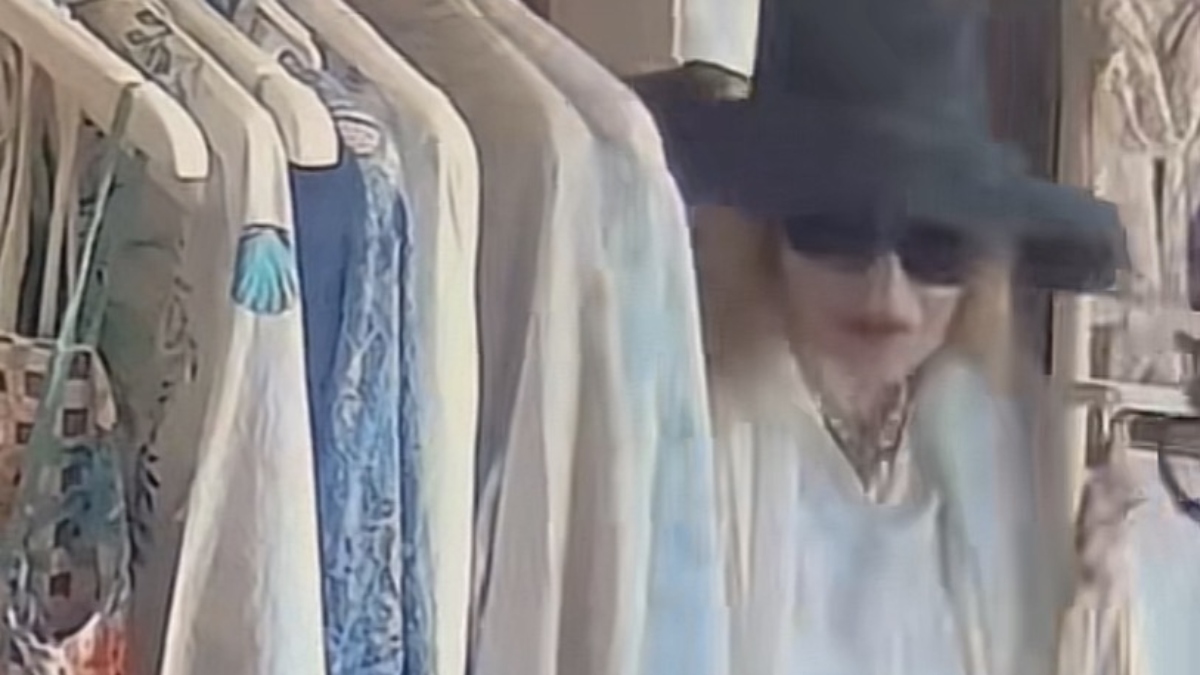 Δείτε την Madonna να μπαίνει σε μαγαζί στην Πάτμο με τον σύντροφό της (βίντεο)