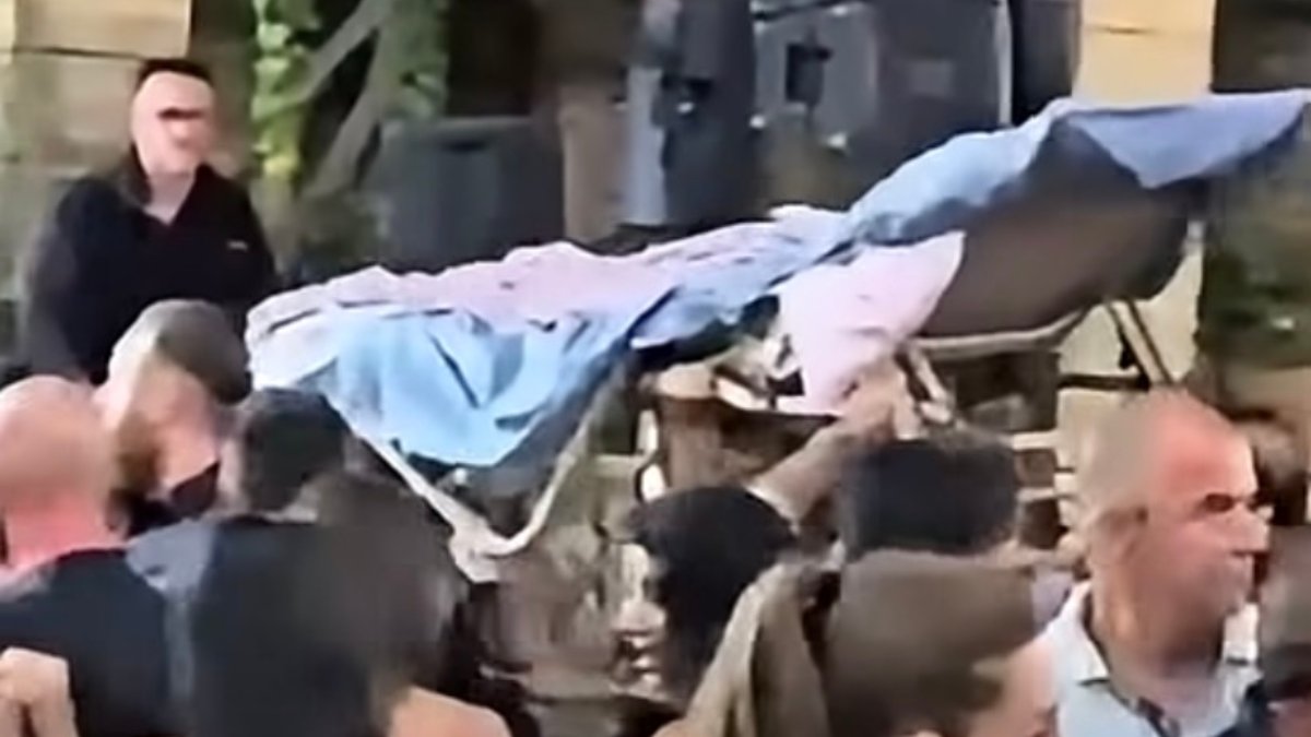 Έπος στην Κρήτη: Πήγαν τη γιαγιά στο πανηγύρι με την ξαπλώστρα – Δείτε την να χειροκροτά την ορχήστρα (βίντεο)
