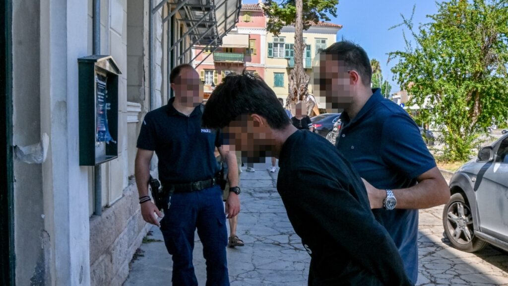 Ναύπλιο: Στον ανακριτή οι δύο νεαροί Ινδοί για την δολοφονία του 58χρονου ψυχολόγου – “Δολοφόνοι” φώναζε κόσμος έξω από το δικαστήριο