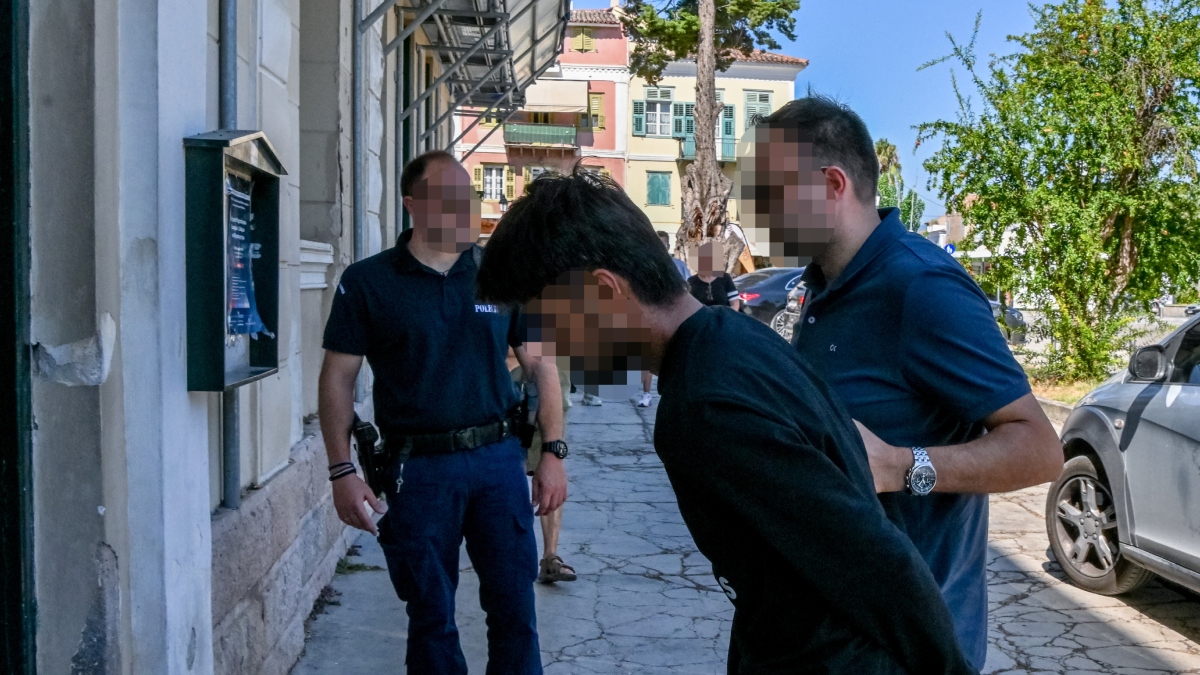 Ναύπλιο: Στον ανακριτή οι δύο νεαροί Ινδοί για την δολοφονία του 58χρονου ψυχολόγου – “Δολοφόνοι” φώναζε κόσμος έξω από το δικαστήριο