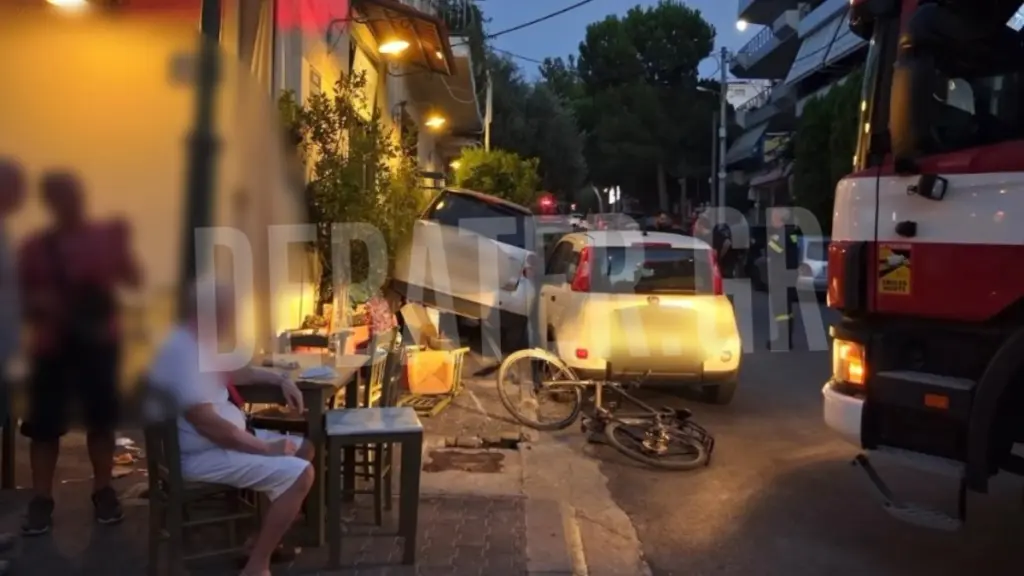 Νέα Ερυθραία: Αυτοκίνητο «καβάλησε» πεζοδρόμιο και τραπεζοκαθίσματα (φωτογραφίες)