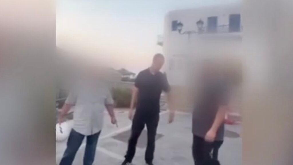 Πάρος: «Με βάρεσε πρώτος με το κράνος» λέει ο οδηγός ταξί – «Εννοείται πως το μετανιώνω»