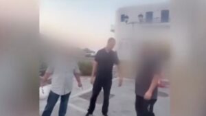 Πάρος: «Με βάρεσε πρώτος με το κράνος» λέει ο οδηγός ταξί – «Εννοείται πως το μετανιώνω»