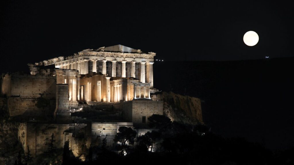 Μαγικές εικόνες: Η Αυγουστιάτικη Πανσέληνος φώτισε την Ακρόπολη