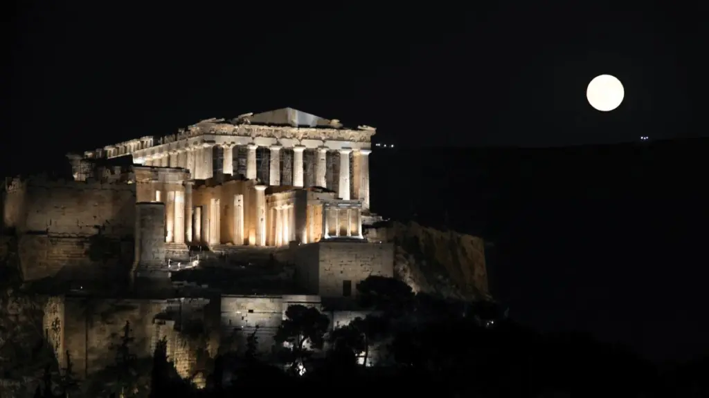 Μαγικές εικόνες: Η Αυγουστιάτικη Πανσέληνος φώτισε την Ακρόπολη