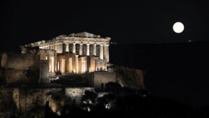 Μαγικές εικόνες: Η Αυγουστιάτικη Πανσέληνος φώτισε την Ακρόπολη