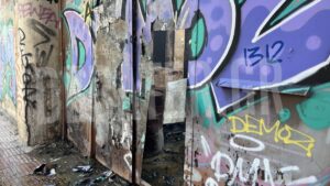 Πειραιάς: Υπό μερικό έλεγχο η φωτιά σε κτίριο στην Ομηρίδου Σκυλίτση – “Φαίνεται κάποιοι να είχαν μπει μέσα” (φωτογραφίες+βίντεο)