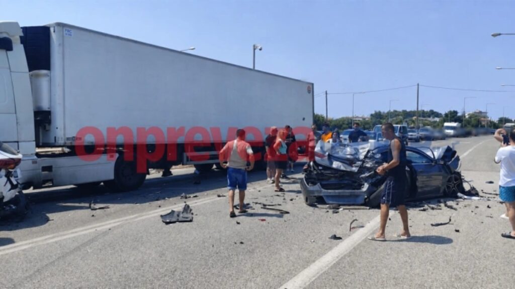 Σοβαρό τροχαίο στην Πρέβεζα: Φορτηγό συγκρούστηκε με τρία ΙΧ – Αναφορές για τραυματίες (φωτογραφίες)