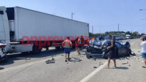 Τροχαίο στην Πρέβεζα: Πώς έγινε η καραμπόλα με τους 8 τραυματίες – Η νταλίκα έπεσε σε ακινητοποιημένα ΙΧ