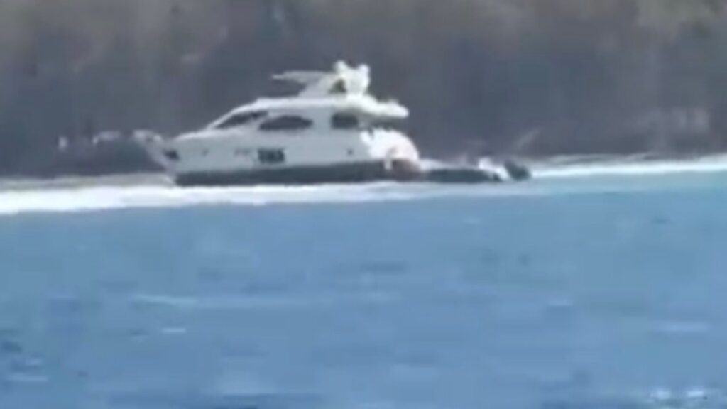 Θαλαμηγός προσάραξε στο Ρίο με πέντε επιβαίνοντες – Αποφεύχθηκε θαλάσσια ρύπανση (βίντεο)