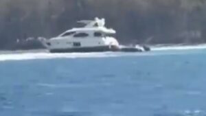 Θαλαμηγός προσάραξε στο Ρίο με πέντε επιβαίνοντες – Αποφεύχθηκε θαλάσσια ρύπανση (βίντεο)