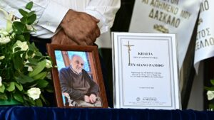 Συγκίνηση στο τελευταίο “αντίο” στον σπουδαίο διανοούμενο Στέλιο Ράμφο (φωτογραφίες)
