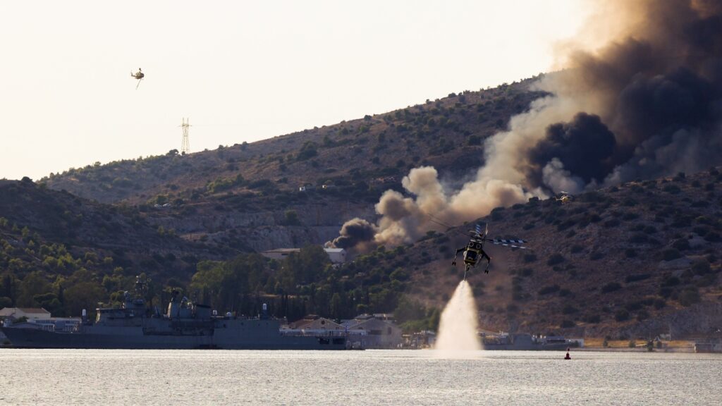 Υπό μερικό έλεγχο η φωτιά στην Σαλαμίνα