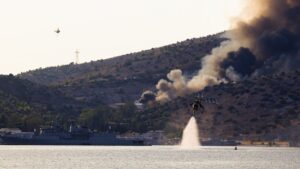 Υπό μερικό έλεγχο η φωτιά στην Σαλαμίνα
