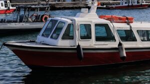 Σκιάθος: Απέπλευσε το «Νήσος Αίγινα» μετά την πρόσκρουση σε θαλάσσιο ταξί