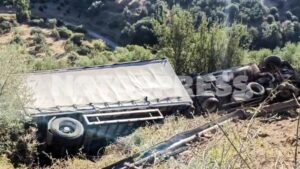 Τραγωδία στη Σπάρτη: Νεκρός 48χρονος οδηγός φορτηγού – Το όχημά του έπεσε σε γκρεμό (βίντεο)