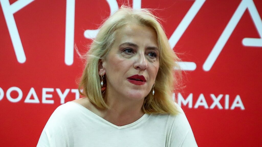 ΣΥΡΙΖΑ κατά Μητσοτάκη: «Ο κόσμος χόρτασε από “θα”» – Πυρά για ακρίβεια, Ταμείο Ανάκαμψης και ΔΕΘ