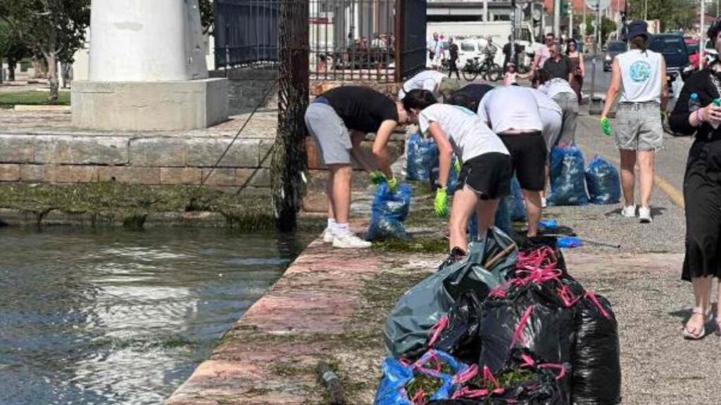 Θεσσαλονίκη: Ανέσυραν 366 κιλά σκουπιδιών και δύο πατίνια από τον Θερμαϊκό