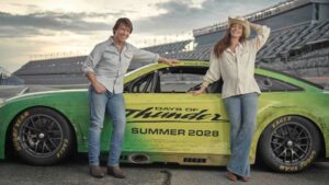 O Tom Cruise και η Anne Hathaway μαζί στη συνέχεια του θρυλικού «Days of Thunder»