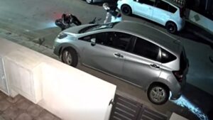 Λάρισα: Οδηγός μηχανής προσκρούει σε σταθμευμένο όχημα και εγκαταλείπει το σημείο (βίντεο)