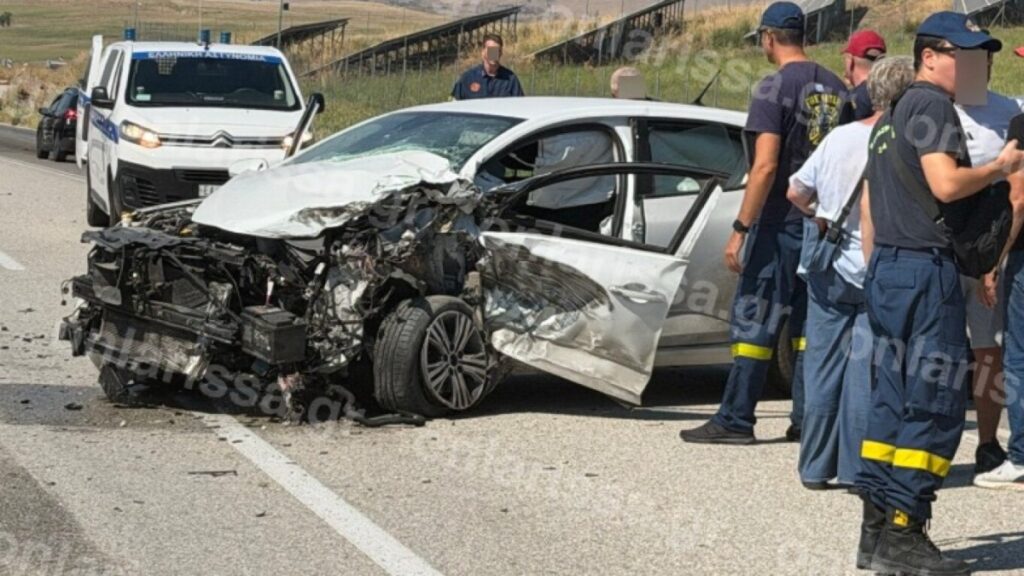 Τροχαίο έξω από τη Λάρισα: Άμορφη μάζα σιδερικών ΙΧ μετά τη σύγκρουση με φορτηγό (φωτογραφίες)