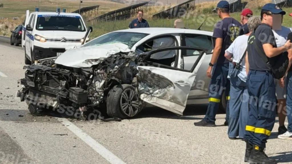 Τροχαίο έξω από τη Λάρισα: Άμορφη μάζα σιδερικών ΙΧ μετά τη σύγκρουση με φορτηγό (φωτογραφίες)