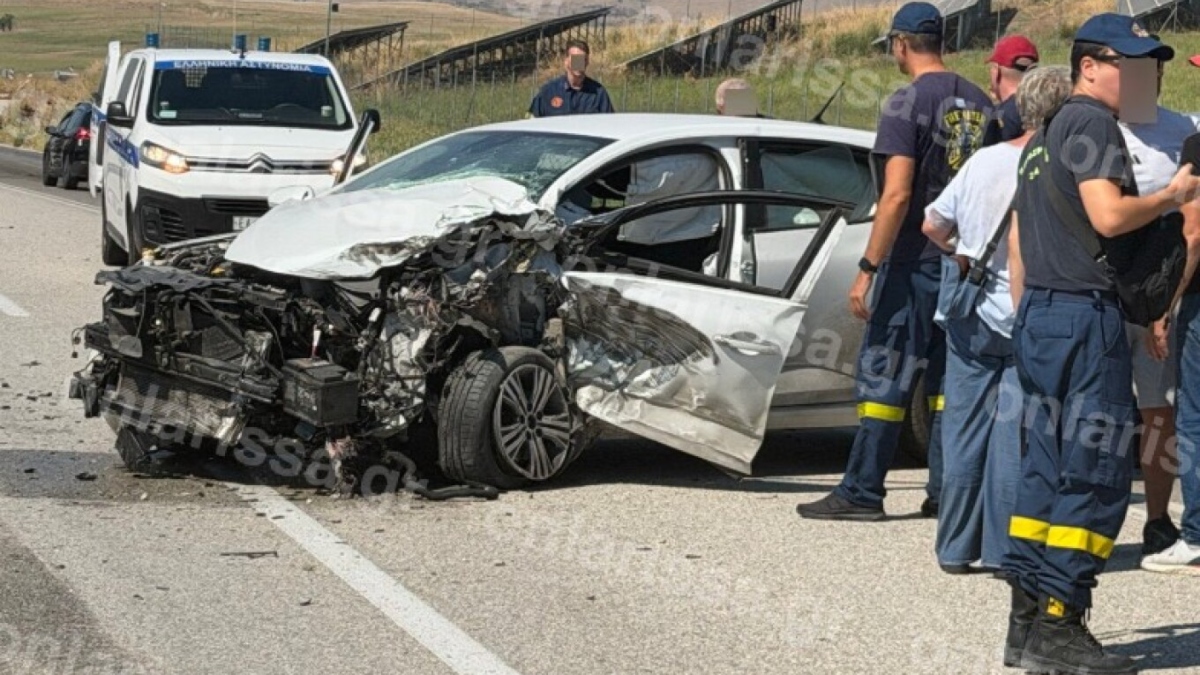 Τροχαίο έξω από τη Λάρισα: Άμορφη μάζα σιδερικών ΙΧ μετά τη σύγκρουση με φορτηγό (φωτογραφίες)