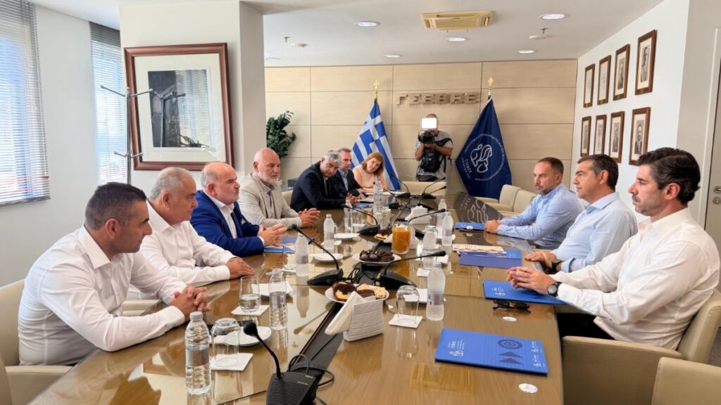 Τσίπρας στη ΓΣΕΒΕΕ: Στο τραπέζι χρέη, φόροι και τέλος επιτηδεύματος
