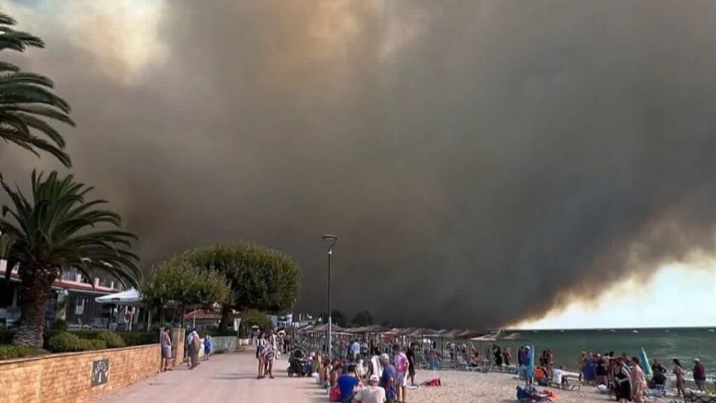 Φωτιά στη Χαλκιδική: Σε εξέλιξη η διά θαλάσσης απομάκρυνση κατοίκων και επισκεπτών από Σίβηρη και Φούρκα – Δύο πυροσβέστες τραυματίστηκαν