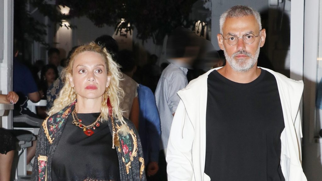 Ελεωνόρα Ζουγανέλη – Νίκος Συρίγος: Χέρι-χέρι στα σοκάκια της Μυκόνου – Φωτογραφίες
