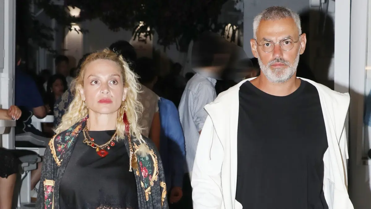 Ελεονώρα Ζουγανέλη – Νίκος Συρίγος: Χέρι-χέρι στα σοκάκια της Μυκόνου – Φωτογραφίες